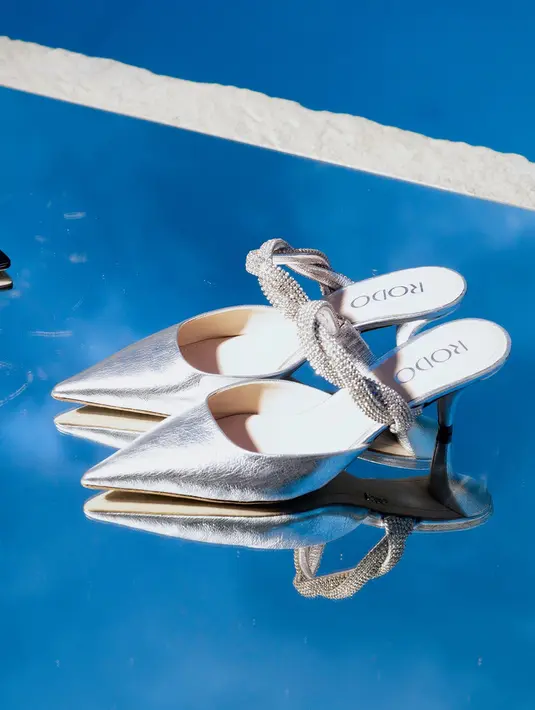 Gaya bermain dengan berbagai ketinggian tumit untuk siluet sensual dan bentuknya yang elegan, dihadirkan dalam bentuk sandal dan pump. Foto: Document/RODO.