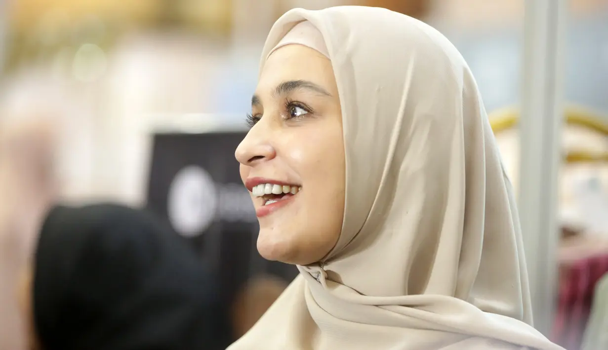 Haris Sukandar selaku Head of Marketing Communication Nobby menuturkan dikesempatan yang sama. “Jadi koleksi yang Shireen gunakan ini motifnya kita tuangkan ke dalam apa yang kita jual di bulan Ramadan.” kata Haris. [Foto: Bambang E Ros/Fimela.com]