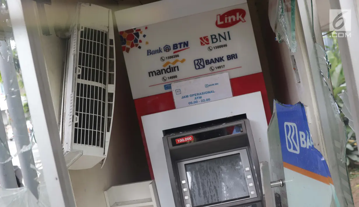 Kondisi Anjungan Tunai Mandiri yang porak poranda akibat kericuhan massa aksi di sekitar Gedung Bawaslu, Jalan MH Thamrin, Jakarta, Kamis (23/5/2019). Sebelumnya, aksi unjuk rasa yang dilakukan massa pada Rabu (23/5) berakhir ricuh. (Liputan6.com/Helmi Fithriansyah)
