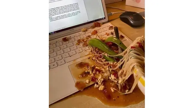 6 Momen Apes Laptop Ketumpahan Makanan Ini Bikin Nyesek