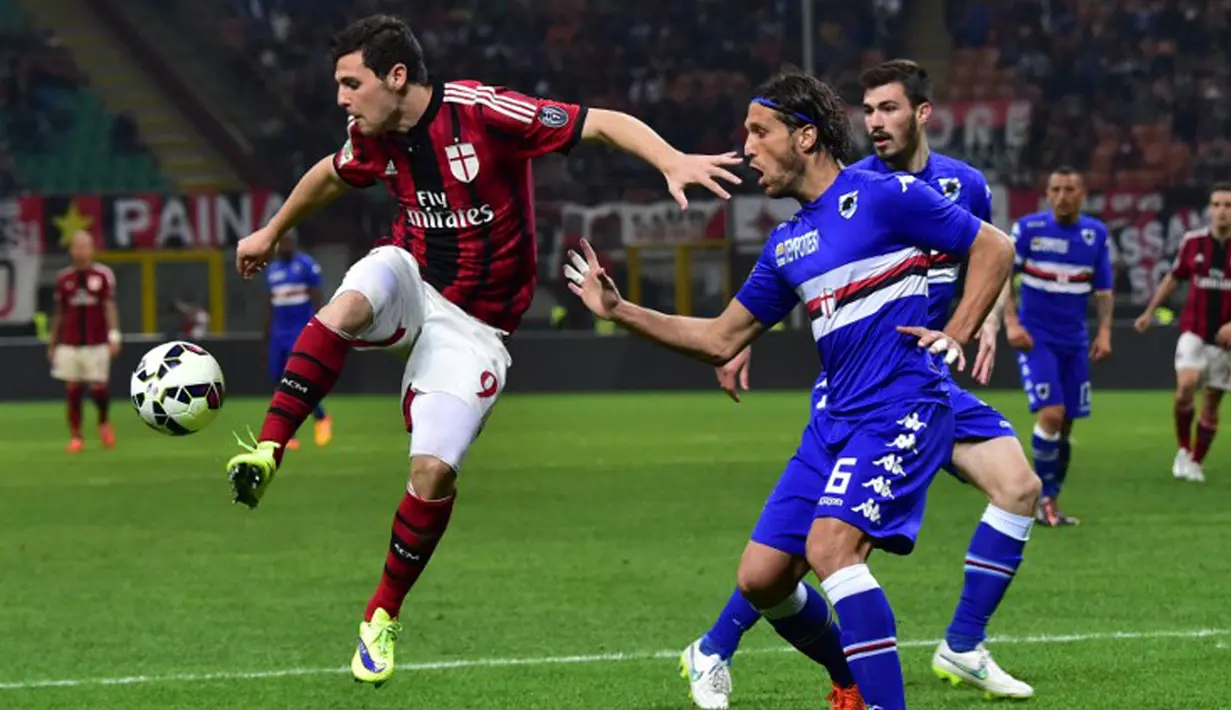Penyerang AC Milan, Mattia Destro (kiri) berusaha mengontrol bola dari kejaran bek sampdoria Matias Silvestre pada laga serie A di  di San Siro, Senin (13/04/2015). AC Milan bermain imbang 1-1 dengan Sampdoria.  (AFP PHOTO /Giuseppe Cacace)
