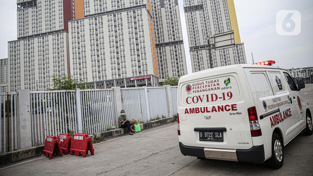 FOTO: Kesibukan Tim Medis Bawa Pasien COVID-19 ke Wisma Atlet