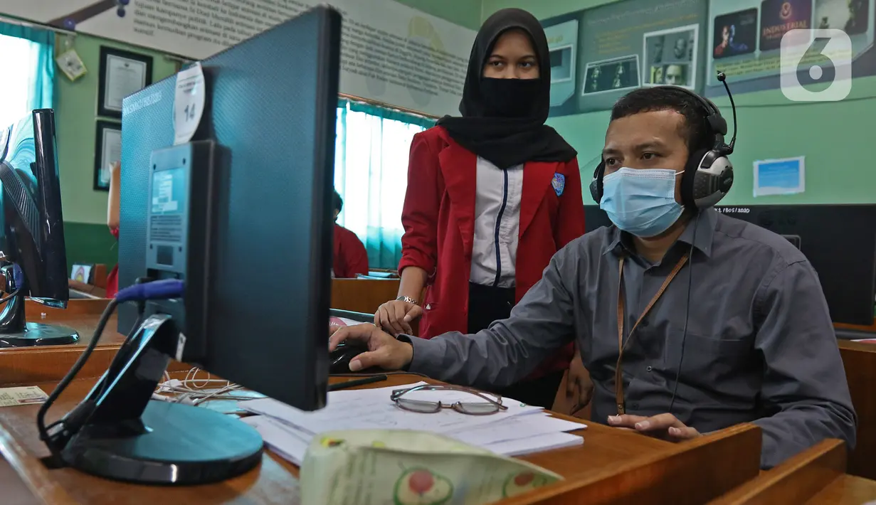 Siswa SMKN 31 saat melaksanakan Uji Sertifikasi Kompetensi (USK) bagi para siswa kelas XII di SMK PB Soedirman, Jakarta, Selasa (6/4/2021). Siswa yang lulus akan mendapat sertifikat kompetensi yang dapat dipergunakan sebagai bekal saat terjun ke dunia kerja. (Liputan6.com/Herman Zakharia)