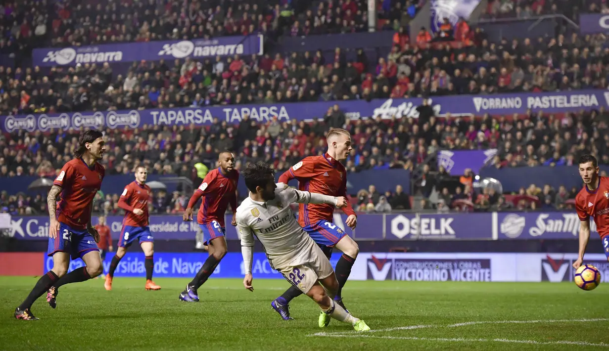 Aksi pemain Real Madrid, Isco (engah) melepaskan tembakan ke gawang melewati pemain Osasuna  pada lanjutan La Liga di El Sadar stadium, Pamplona, (11/2/2017). Isco menyumbang satu gol saat Real Madrdi menang 3-1. (AP/Alvaro Barrientos)