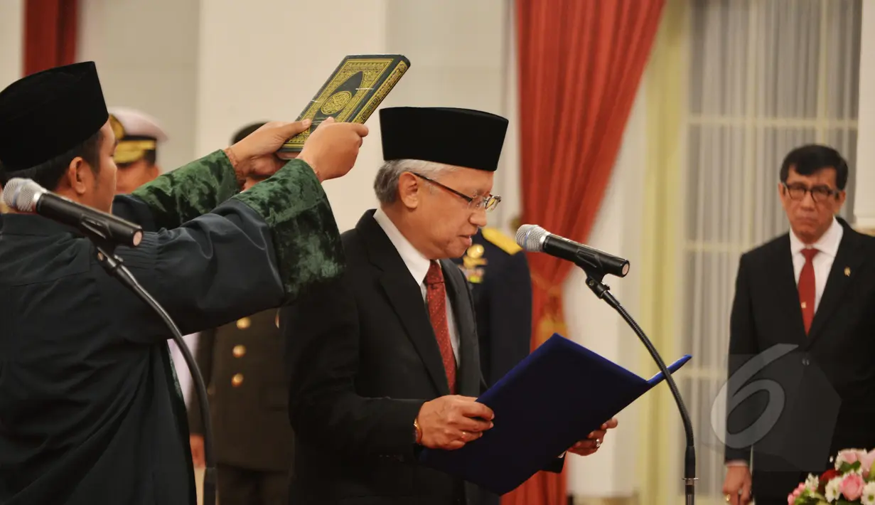 Anggota Konsil Kedokteran Indonesia masa jabatan 2014-2019, Satrio Sumantri Brodjonegoro saat pengambilan sumpah jabatan di Istana Negara, Jakarta, Jumat (13/3/2015). (Liputan6.com/Faizal Fanani)