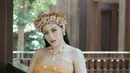 Ini dia potret Jessica Iskandar pemotretan saat hamil tua. Wanita 36 tahun ini sengaja memilih tema adat Bali membersamai baby bump. Dikenal terlihat awet muda, Jedar jadi mirip istri kerajaan saat pakai baju adat payas agung. (Liputan6.com/IG/@inijedar)