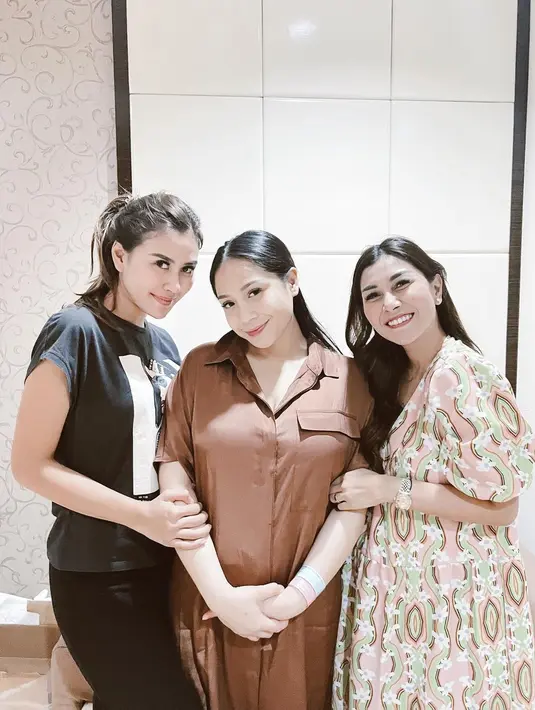 Piyama material satin yang lembut dan ringan jadi favorit Mama Gigi, nih. Kali ini ia memakai Mango ' Satin Shirt Dress' seharga Rp999 ribu. (Instagram @syahnazs)