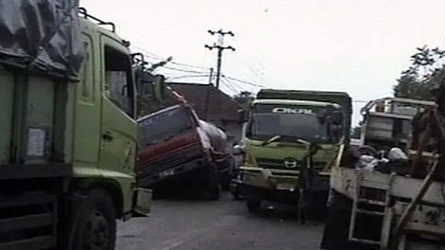 Dua Truk di Pandeglang Terperosok-