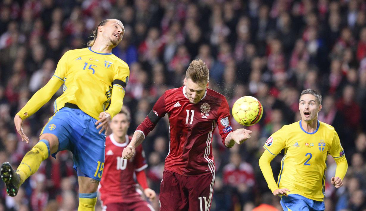 Pemain Denmark Nicklas Bendtner (tengah) berebut bola dengan para pemain Swedia  pada laga kualifikasi piala Eropa Prancis 2016 di Stadion Parken, Kopenhagen,Rabu (18/11/2015) dini hari WIB.  (AFP Photo/Jonathan Nackstrand) 