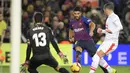 Proses terjadinya gol dari kaki Luis Suarez pada laga lanjutan La Liga yang berlangsung di stadion Camp Nou,  Senin (14/1). Barcelona menang 1-0 atas Eibar (AFP/Lluis Gene)