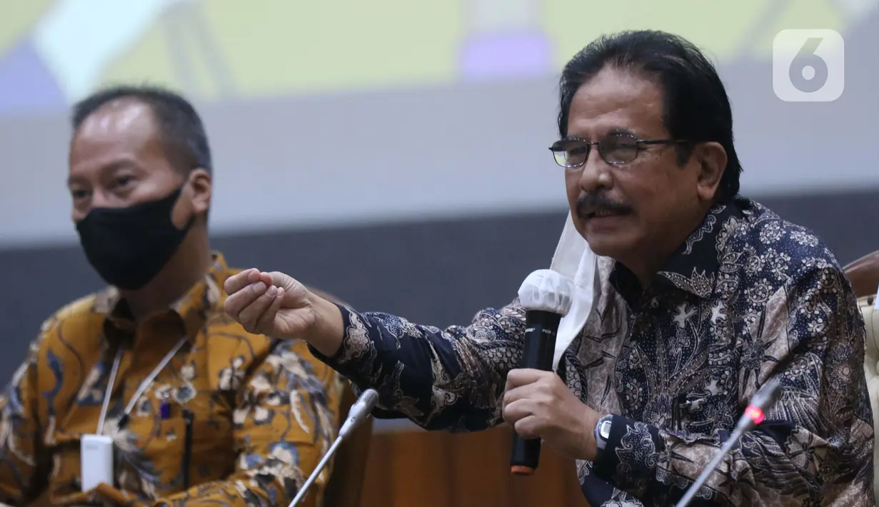 Menteri Agraria dan Tata Ruang/Badan Pertanahan Nasional, Sofyan Djalil (kanan) memberi keterangan terkait UU Omnibus Law Cipta Kerja di Graha Sawala Kemenko Perekonomian Jakarta, Rabu (7/10/2020). Ia memberi penjelasan terkait disahkannya UU Omnibus Law Cipta Kerja. (Liputan6.comHelmi Fithriansyah)