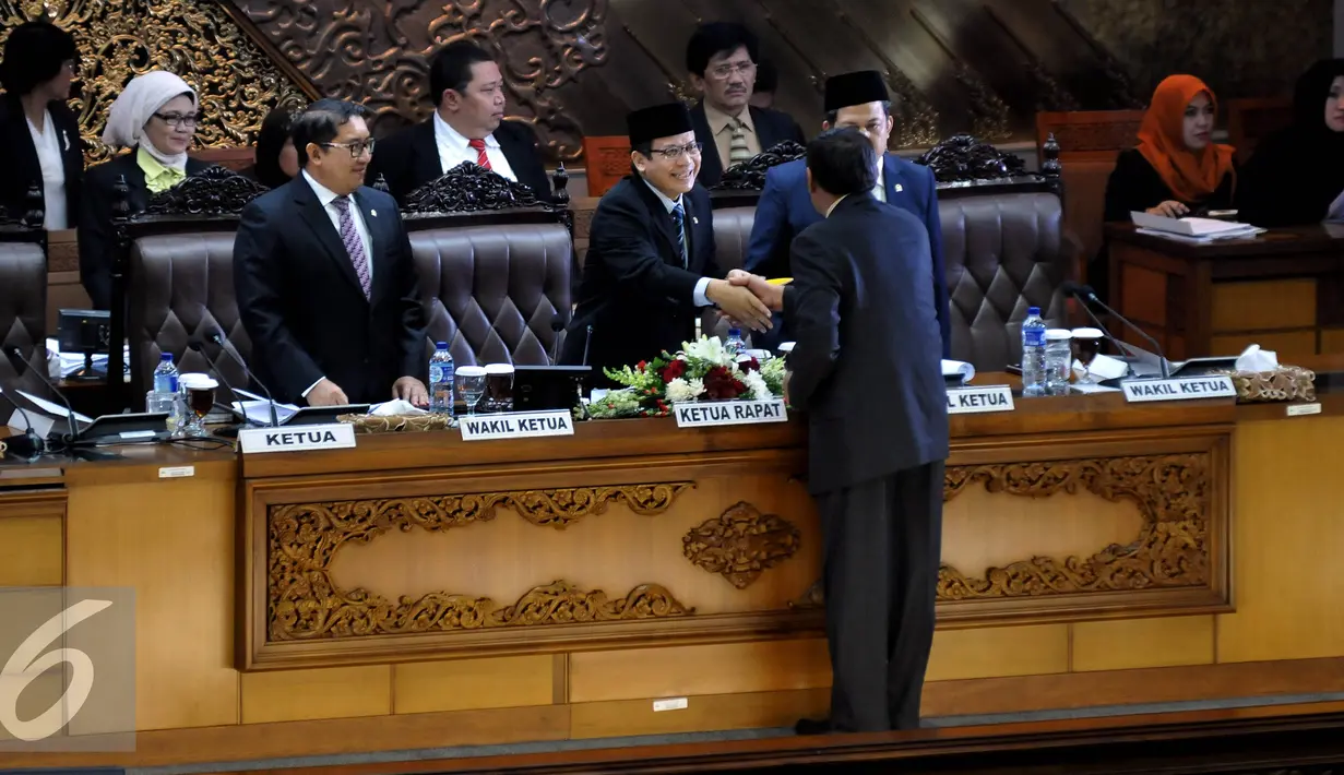  Ketua Sidang yang juga Wakil Ketua DPR Taufik Kurniawan bersama Fadli Zon (kiri) dan Fahri Hamzah (kanan) menerima Pendapat Fraksi-fraksi saat Rapat Paripurna ke-24 Masa Sidang IV Tahun 2015-2016, di Jakarta, Selasa (12/4). (Liputan6.com/Johan Tallo)