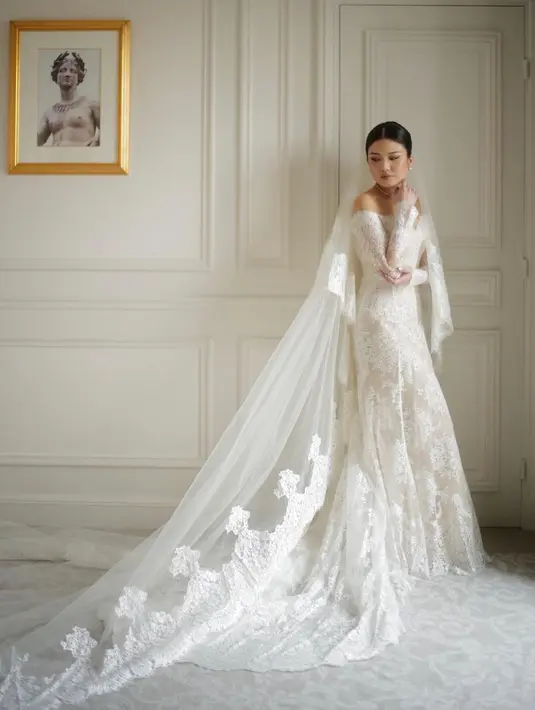 Gaun full brukat dengan sweetheart neck nampak elegan melekat di tubuh Valencia [@morden.co]