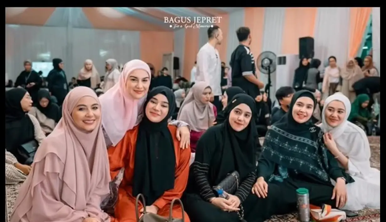 Hadir juga diantarnya selebgram Clara Shinta yang mengenakan setelan dress merah, di sebelah kirinya ada Fairus A Rafiq, Kartika Putri dan Aaliyah Massaid. Sedangkan di belakang Clara ada Irish Bella dan sebelah kanannya ada Meisya Siregar. [Instagram/meisya__siregar]