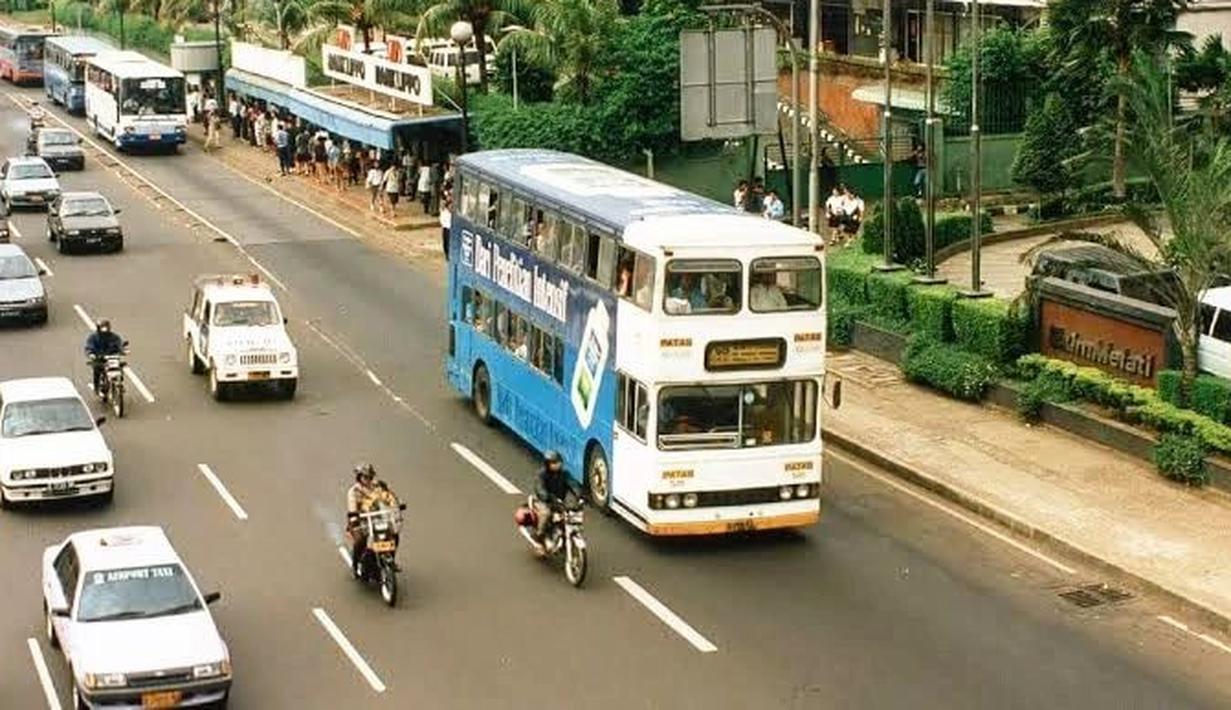 Siapa yang dulu lari-lari ngejar bis supaya enggak telat sampai di sekolah? (Source: Instagram/@groupotomotif1990)