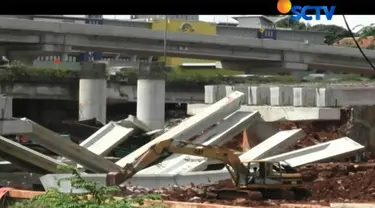 Sedikitnya enam batang Girder Flyover yang ambruk.