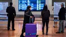 <p>Penumpang berjalan melalui aula kedatangan di Bandara Internasional Haneda Tokyo, Jumat (18/2/2022). Pemerintah Jepang mengumumkan rencana untuk melonggarkan aturan perbatasan virus bagi pekerja dan pelajar. (AFP/Philip Fong)</p>
