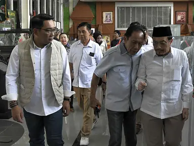 Pasangan bakal calon gubernur dan wakil gubernur DKI Jakarta, Ridwan Kamil (kiri) bersama Suswono (kanan) berbincang dengan mantan Gubernur DKI Jakarta Sutiyoso (tengah) di Museum Bang Yos, Jatikarya, Bekasi, Jawa Barat, Kamis (12/9/2024). (Liputan6.com/Herman Zakharia)