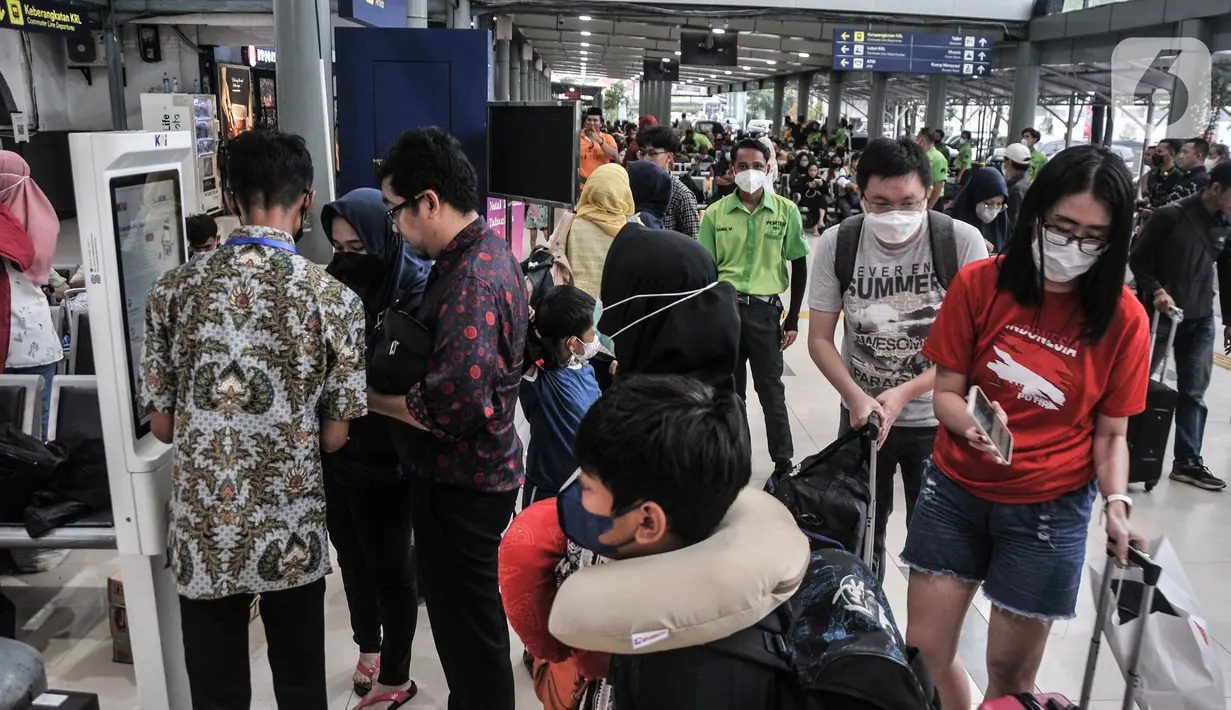 <p>Calon penumpang kereta api (KA) jarak jauh saat memadati Stasiun Pasar Senen, Jakarta, Kamis (22/12/2022). PT KAI mencatat per Kamis 22 Desember 2022 terdapat sekitar 13 ribu penumpang berangkat dari Stasiun Gambir dengan layanan operasional 34 perjalanan KA. Untuk Stasiun Pasar Senen terdapat sekitar 16 ribu penumpang berangkat dengan layanan operasional 32 perjalanan KA. (merdeka.com/Iqbal S. Nugroho)</p>