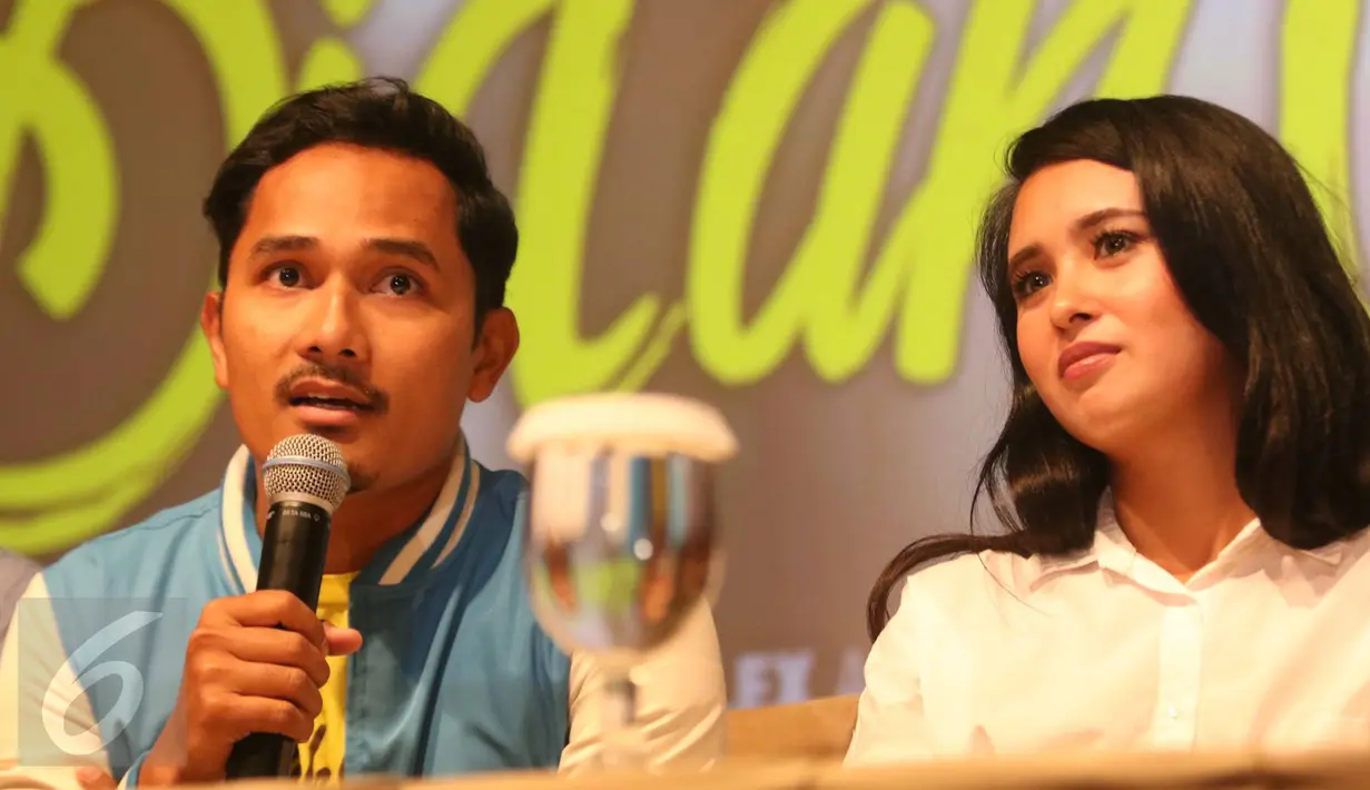 Aktor Tanta Ginting bersama aktris Ayushita menyampaikan keterangan seusai nonton bareng film Bid'ah Cinta di bioskop XXI Plaza Indonesia, Jakarta, Sabtu (25/3). (Liputan6.com/Immanuel Antonius)