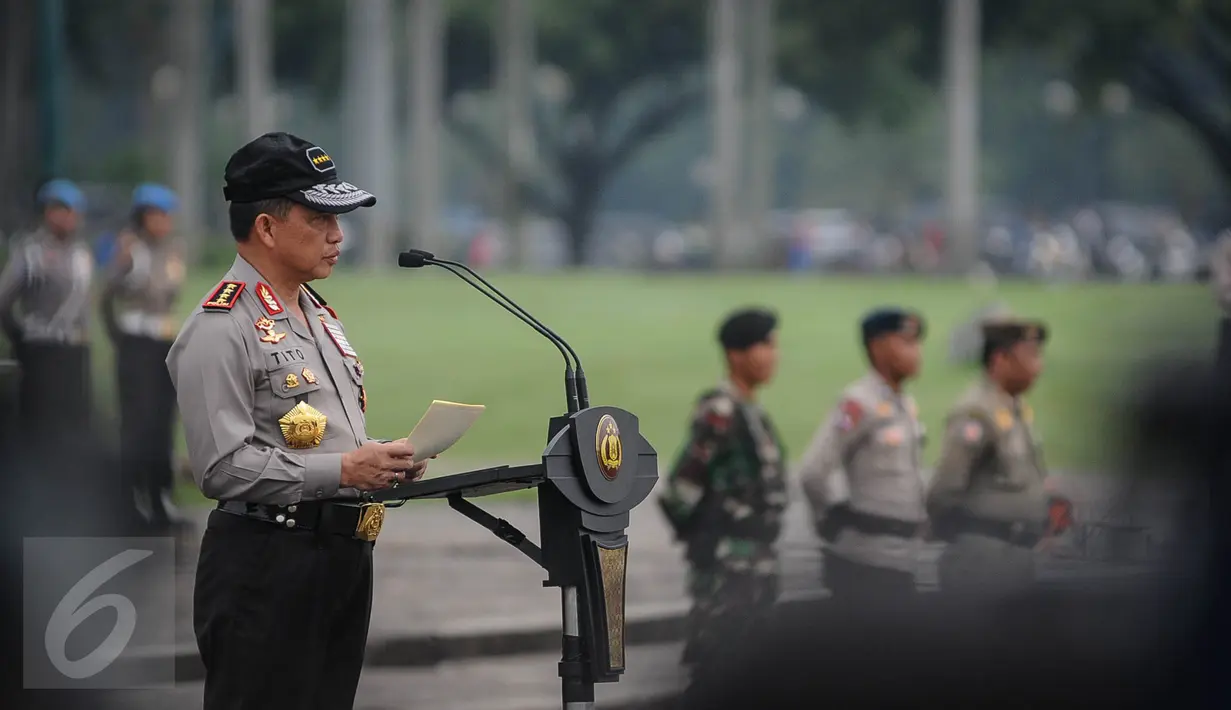 Kapolri Jenderal Pol Tito Karnavian memberikan arahan saat memimpin apel gelar pasukan ops Mantap Praja Jaya dalam rangka PAM Pilkada Serentak 2017 di Lapangan Monas, Jakarta, Rabu (12/10). (Liputan6.com/Faizal Fanani)