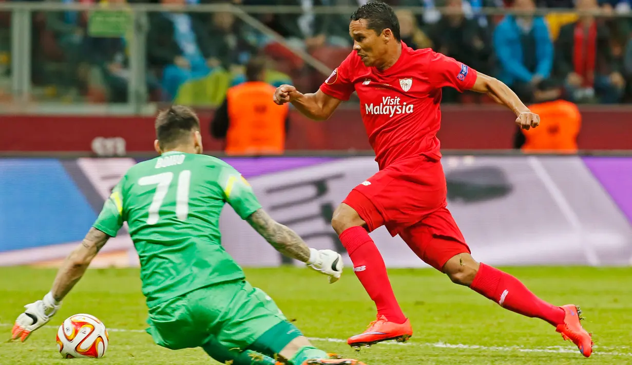 Penyerang Sevilla, Carlos Bacca berusaha melewati kiper Dnipro pada final Europa League Sevilla di Stadion Narodowy, Polandia, Kamis (28/5/2015). Sevilla menang 3-2 atas Dnipro Dnipropetrovsk.  (Reuters/Stefan Wermuth)