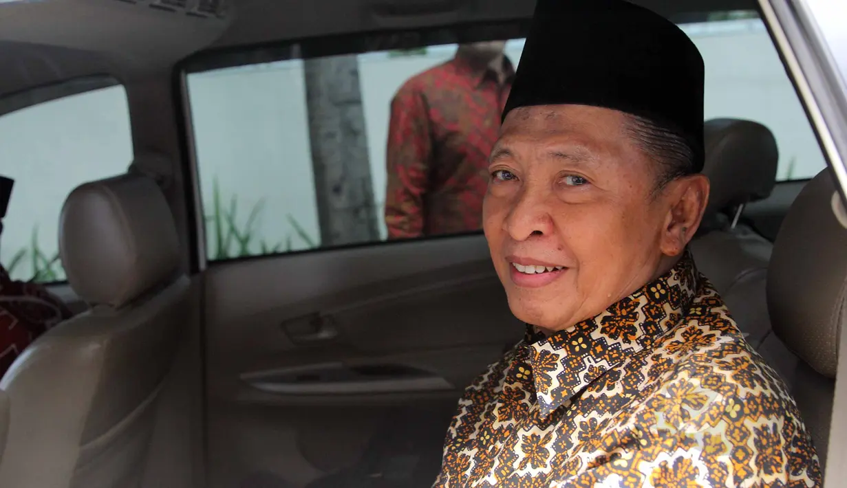 Mantan Ketum PPP Hamzah Haz seusai mendatangi gedung KPK, Jakarta, Senin (27/4/2015). Mantan wapres RI itu mengaku kedatangannya untuk menjenguk mantan Ketum PPP, Suryadharma Ali (SDA). (Liputan6.com/Helmi Afandi)