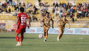 Gelandang Dewa United, Ricky Kambuaya tampil apik saat bertandang ke markas Semen Padang (25/1/2024). (Dok. Dewa United)