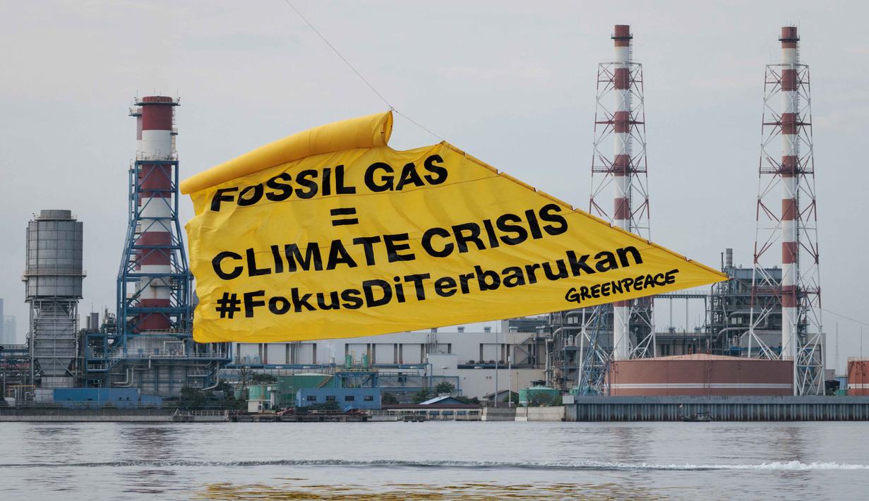 Aktivis Greenpeace Indonesia melakukan aksi di kawasan perairan depan Pembangkit Listrik Tenaga Gas Uap (PLTGU) Muara Karang, Jakarta pada Selasa 18 November 2025. Aktivis Greenpeace Indonesia menggelar aksi damai di kawasan Pembangkit Listrik Tenaga Gas Uap (PLTGU) Muara Karang pada Selasa 18 November 2025. (YASUYOSHI CHIBA/AFP)