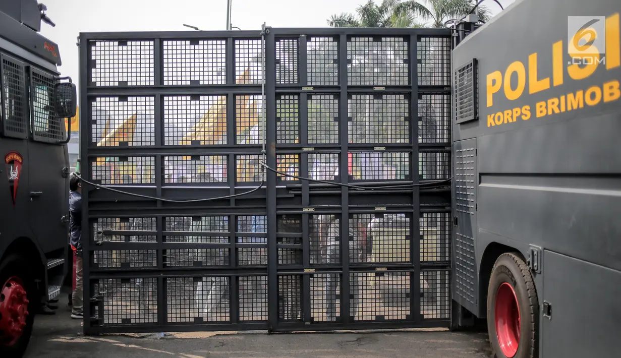 Kendaraan taktis disiagakan jelang unjuk rasa di depan gedung DPR/MPR, Jakarta, Selasa (24/9/2019). Demonstrasi mahasiswa menolak pengesahan sejumlah RUU yang dianggap bermasalah seperti RUU Pertanahan, Sistem Budidaya Pertanian Berkelanjutan hingga RUU Perkoperasian. (Liputan6.com/Faizal Fanani)