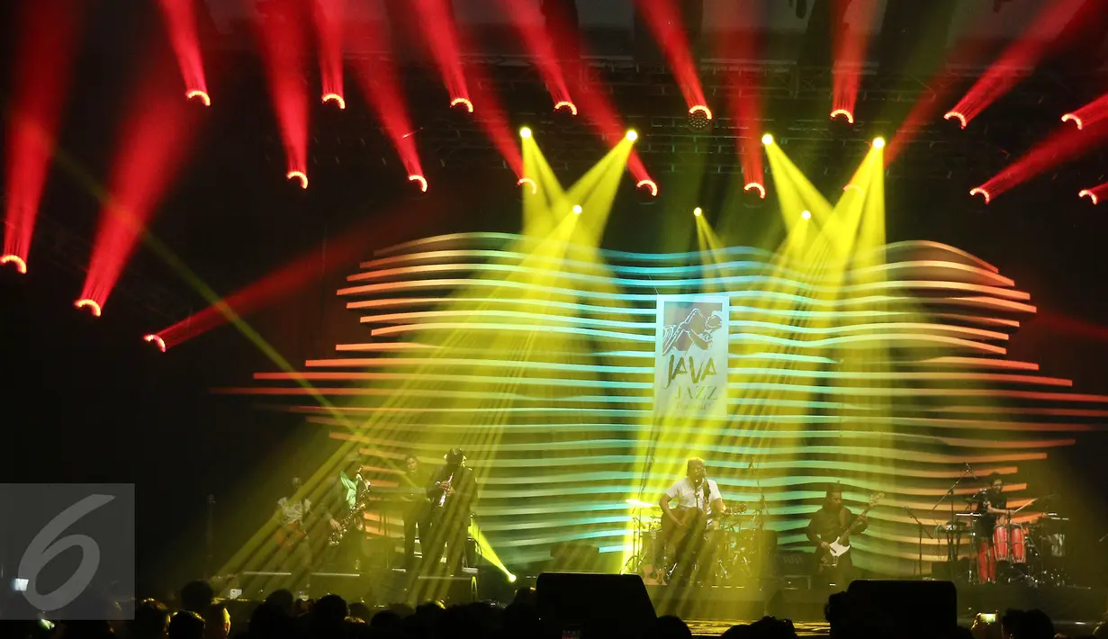 Penampilan Iwan Fals berkolaborasi dengan Maurice Brown dan Kirk Whalum dalam Java Jazz Festival 2017, JIExpo Kemayoran, Jakarta, Minggu (5/3). Selain lagu Kuda Lumping, mereka juga berkolaborasi dalam lagu Bento dan HIO. (Liputan6.com/Herman Zakharia)