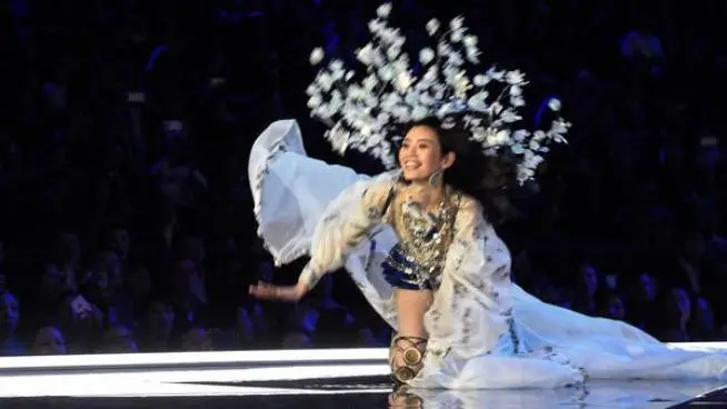 Momen Jatuhnya Model Asal Tiongkok di Panggung Victoria's Secret