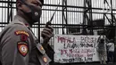 Mahasiswa Pecinta Alam saat melakukan aksi bersepeda dan menggelar tenda di depan Gedung MPR/DPR/DPD, Jakarta, Rabu (15/7/2020). Dalam aksinya mereka menuntut penghapusan RUU Cipta Kerja atau Omnibus Law. (Liputan6.com/Johan Tallo)