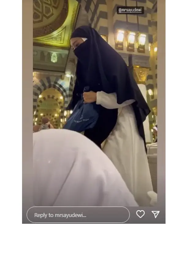 8 Momen Ayu Dewi dan Regi Datau Jalani Umroh, Penampilan Bercadar Jadi Sorotan