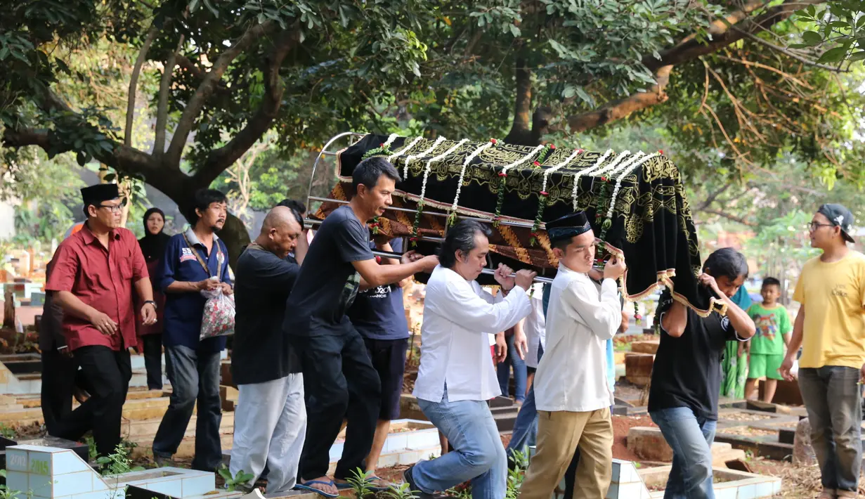 25 tahun silam, tepat hari raya Idul Fitri mengucapkan dua kalimat Syahadat. Sebagai tanda dirinya memeluk Islam. Masjid Agung Banyuwangi, Jawa Timur di pilih sebagai tempat mengucapkan kalimat Syahadat dibimbing K.H. Rahatib. (Adrian Putra/Bintang.com)