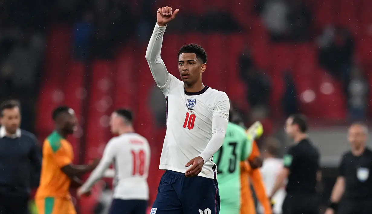 Jude Bellingham. Gelandang tengah Inggris berusia 19 tahun ini kini tengah menjalani musim ketiga bersama Borussia Dortmund sejak didatangkan dari Birmingham City pada awal musim 2020/2021. Musim 2022/2023 ini ia telah tampil dalam 21 laga di semua ajang dengan torehan 9 gol dan 2 assist. Bersama Timnas Inggris ia telah mengoleksi 17 caps dengan torehan 1 assist sejak melakukan debut pada 12 November 2020. (AFP/Glyn Kirk)