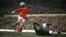 Penyerang - George Best. Penyerang berwajah tampan ini  merupakan inspirasi bagi Diego Maradona. Pesepak bola bernomor 7 itu diyakini memiliki skill melebihi Pele meskipun prestasinya biasa saja. (Mundozoquete.cl)
