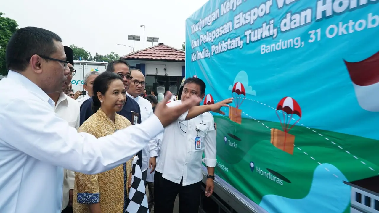 Menteri BUMN Rini M Soemarno melepas ekspor yang dilakukan tiga BUMN, yaitu PT Bio Farma (Persero), PT Pindad (Persero) dan PT Dahana (Persero). Liputan6.com/Ilyas Istianur P