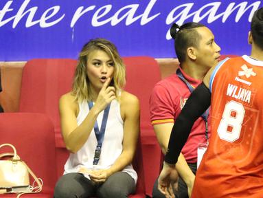 Agnes Monica memberikan semangat kepada kekasihnya, Wijaya sebelum laga IBL antara Stadium Jakarta vs CLS Knight di Hall A Senayan, Jakarta, Rabu (13/1/2016). (Bola.com/NIcklas Hanoatubun)