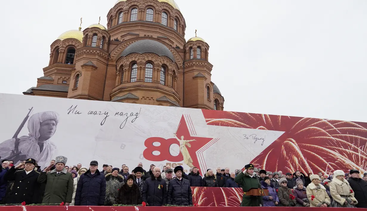Para tamu menyaksikan parade militer yang memperingati 80 tahun kemenangan Soviet di Pertempuran Stalingrad selama Perang Dunia Kedua, di selatan kota Volgograd pada 2 Februari 2023. Pertempuran Stalingrad berkecamuk selama lebih dari enam bulan pada 1942-1943. Pihak yang menang Pertempuran Stalingrad adalah Soviet. (AFP/Stringer)