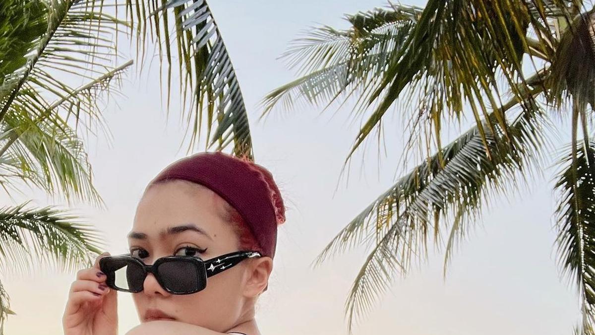 Berlibur ke Bali Tanpa Bikini, Gaya Baju Renang Isyana Pamerkan Tato di