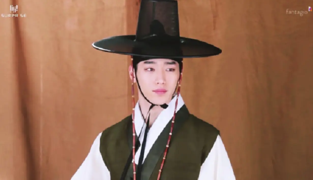 Seo Kang Joon juga terlihat begitu menawan ketika mengenakan hanbok. Hal itu dapat dilihat saat ia bermain dalam drama Splendid Politics. (Foto: soompi.com)