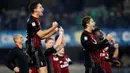 Para pemain AC Milan merayakan keberhasilan menaklukkan Chievo pada laga Serie A di Stadion Bentegodi, Verona, Minggu (16/10/2016). Milan menang 3-1 atas Chievo. (Reuters/Alessandro Garofalo)