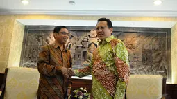 Ketua DPD Irman Gusman dan Ketua Umum Badan Musyawarah Antar Gereja nasional, Saur Hasugian (kiri) saat berjabat tangan, Jakarta, Senin (22/12/2014).(Liputan6.com/Andrian M Tunay)