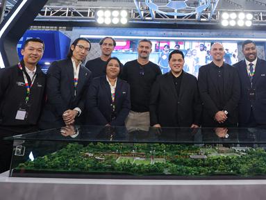 Menpora Erick Thohir (ketiga dari kanan) berfoto bersama para legenda Liga Italia, Esteban Cambiasso, Christian Panucci dan Alessandro Nesta di booth FIFA yang berada pada acara Indonesia Sports Summit 2025 (ISS 2025) resmi digelar di Indonesia Arena, Senayan, Jakarta pada Sabtu (6/12/2025).