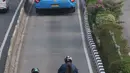 Pengendara sepeda motor melintasi jalur bus Transjakarta di Jalan Otista Raya, Jakarta, Rabu (11/7). Kurangnya pengawasan serta buruknya perilaku pengendara menyebabkan jalur tersebut sering diterobos kendaraan pribadi. (Liputan6.com/Immanuel Antonius)