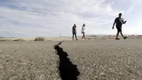 Jalan retak akibat gempa di California selatan akhir pekan lalu (Marcio Jose Sanchez / AP PHOTO)