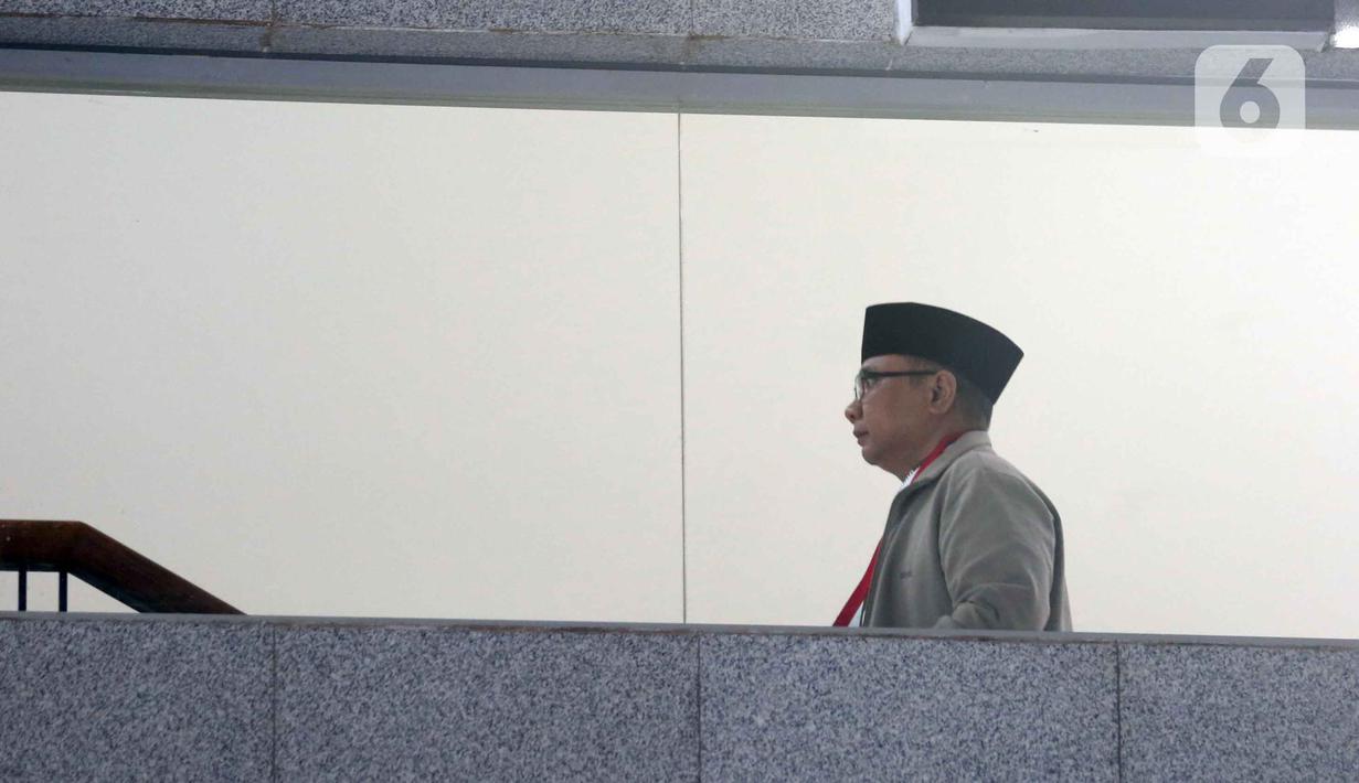 Dalam kasus ini, Yaqut Cholil Qoumas dan Ishfah Abidal Aziz disangkakan melanggar Pasal 2 dan Pasal 3 Undang-Undang Pemberantasan Tindak Pidana Korupsi terkait kerugian keuangan negara. Kerugian negara dalam perkara ini ditaksir mencapai Rp622.090.270.166,41 atau sekitar Rp622 miliar. Tampak dalam foto, mantan Menteri Agama, Yaqut Cholil Qoumas sesaat sebelum menjalani pemeriksaan di gedung Merah Putih Komisi Pemberantasan Korupsi (KPK), Jakarta, Kamis (12/3/2026). (Liputan6.com/Helmi Fithriansyah)