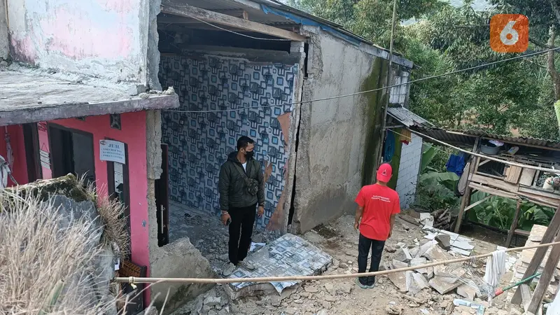 Kondisi rumha salah satu warga di Kecamatan Kabandungan Kabupaten Suksbumi yang terkena dampak gempa, (Liputan6.com/Fira Syahrin).