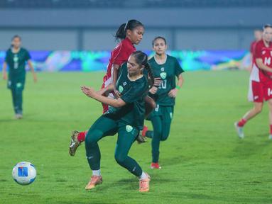 Pemain belakang Pakistan sukses meredam gelombang serangan dari pemain Timnas Indonesia Putri dalam laga kedua Grup D Kualifikasi Piala Asia Putri 2026. (Bola.com/M Iqbal Ichsan)